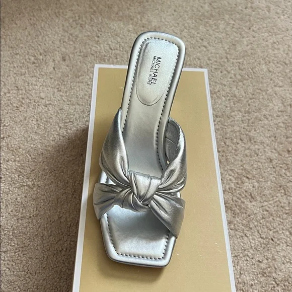 MICHAEL MICHAEL KORS ELENA METALLIC LEATHER SANDAL - Picture 3 of 10